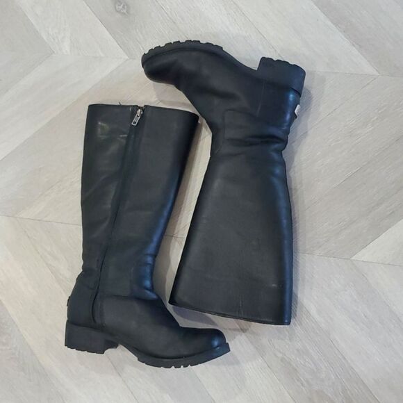 UGG Greenfield Black ZIP/ metal Ugg logo EUC SZ 9, PRISTINE - Picture 1 of 10